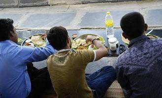 用手抓粪扔别人吃瓜的视频,一场荒诞的恶作剧引发网友热议