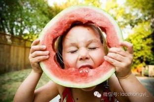 下雨天搞笑吃瓜视频,搞笑吃瓜视频带你感受雨天欢乐时光