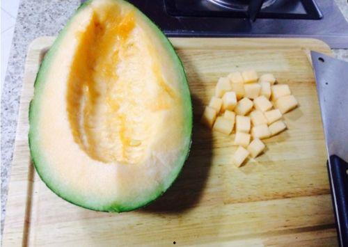 柯基吃哈密瓜视频,哈密瓜盛宴萌态十足