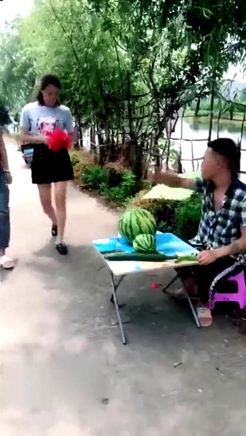 吃瓜群众搞笑视频卖瓜,笑果连连！吃瓜群众搞笑视频带你瓜田漫步