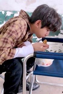 王源夫妇吃瓜视频播放,这对神仙眷侣太养眼了！