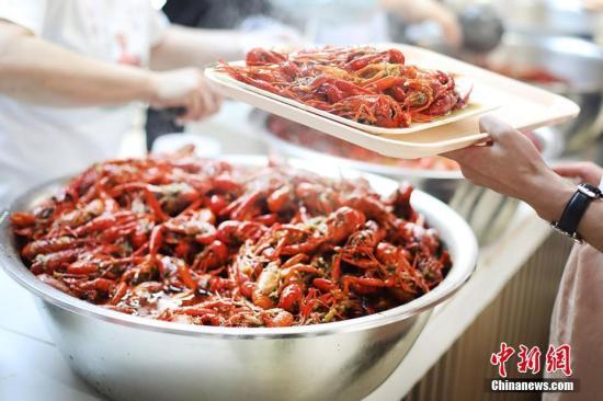 莱芜吃瓜小龙虾事件视频,一场网络狂欢背后的真相揭秘