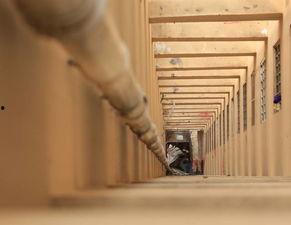 男子阳台吃瓜视频,男子悠闲享受夏日时光